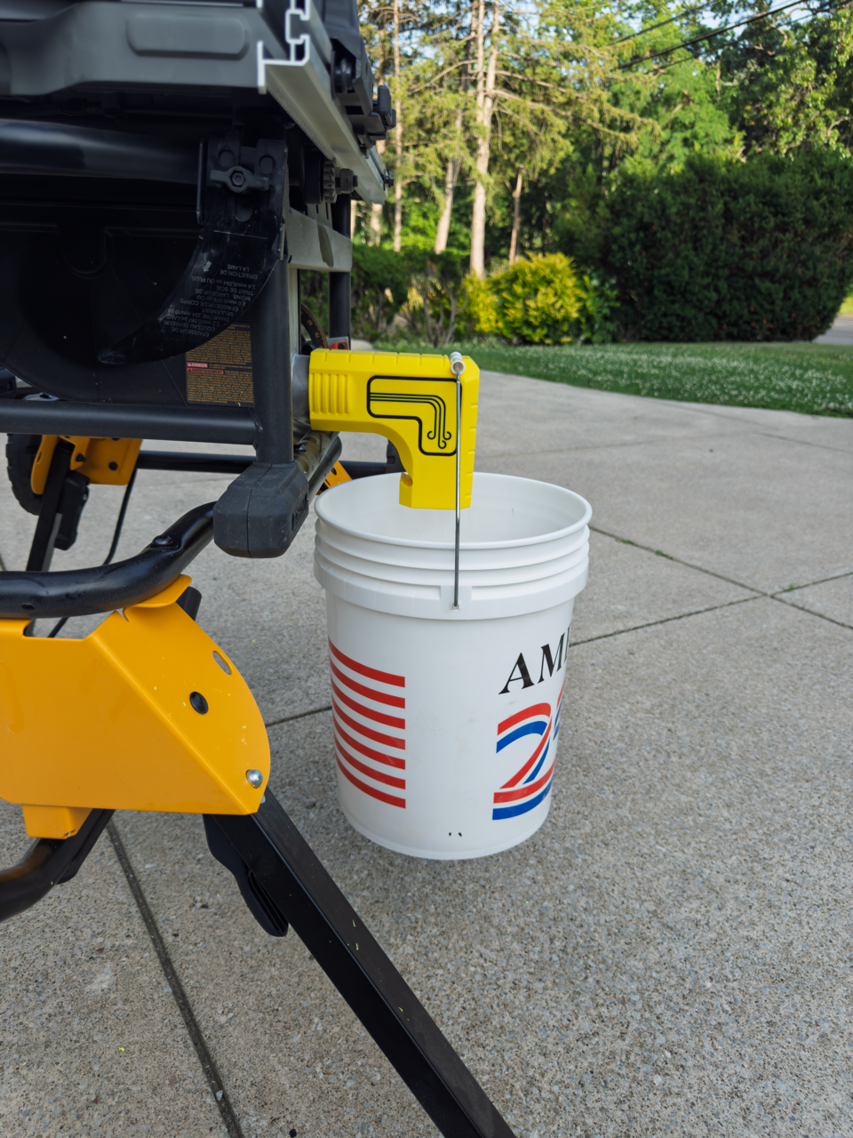 Sawdust Extraction Adapter. Tool and Equipment for Table Saw. Sawdust Collection. Option with two hooks available.